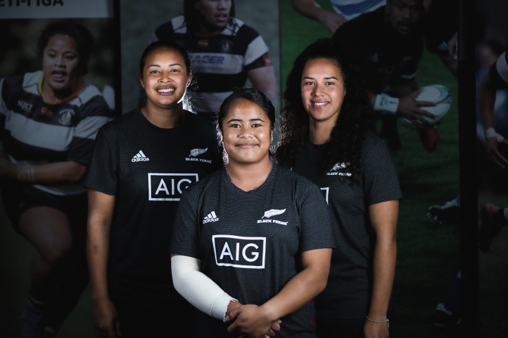Black ferns pose for a photo in their kit
