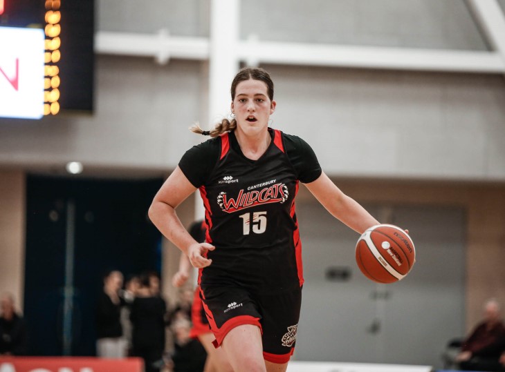 NZ Basketball player Lauren Whittaker playing basketball.