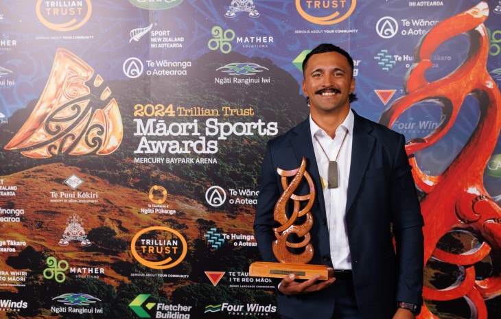 Peter Cowan posing with his Māori Para Athlete of the Year award.